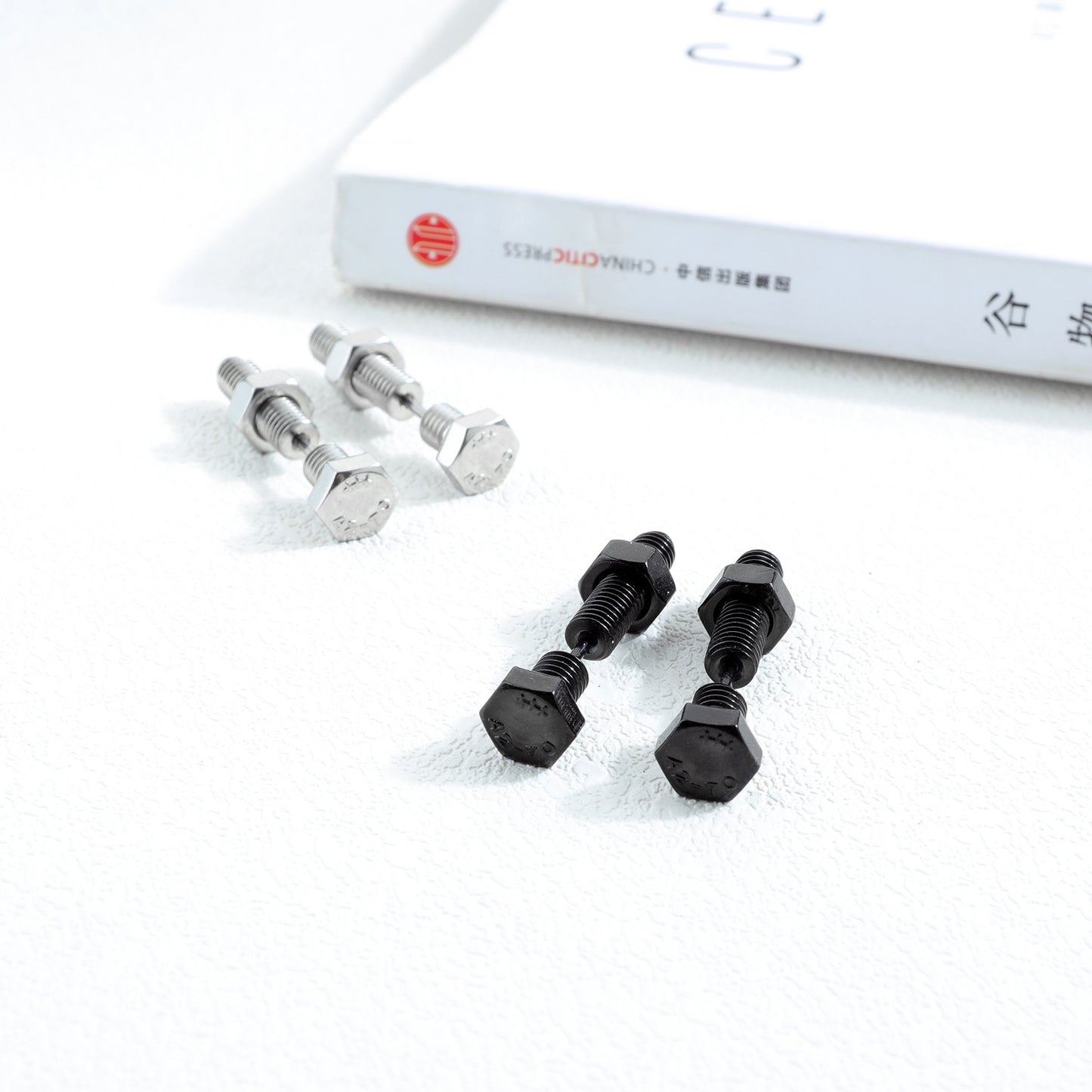 Rockyu ネジ型スタッドピアス メンズ チタン製 ブラック&シルバー 金属アレルギー対応 スクリューデザイン