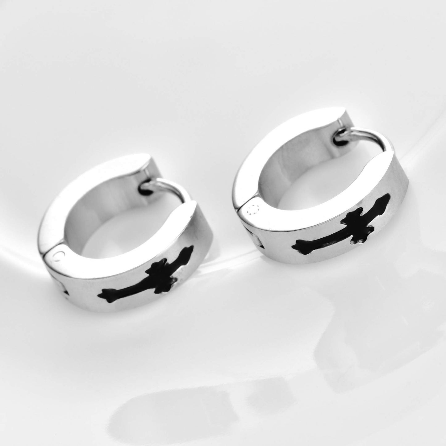 Rockyu メンズフープピアス シルバー クロスデザイン ブラックインレイ ステンレス製 金属アレルギー対応