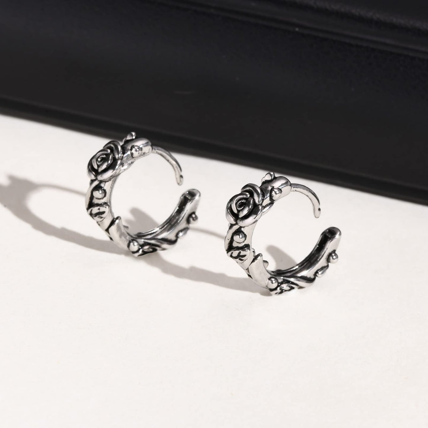 Rockyu メンズ ピアス 薔薇モチーフ フラワーフープ シルバー ステンレス製 金属アレルギー対応