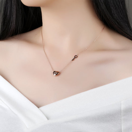 LOVE FOREVERハートネックレス|ローズゴールドの鍵付きペンダント