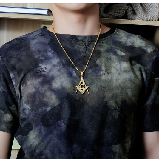 Rockyu フリーメイソンネックレス|18金コーティング Gモチーフ メンズペンダント