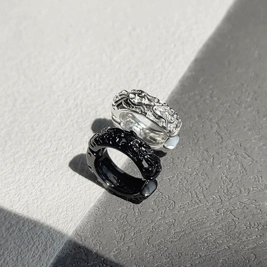 Rockyu メンズ フェイクピアス 貔貅モチーフ シルバー 透かし彫り ステンレス製 ノンホールタイプ