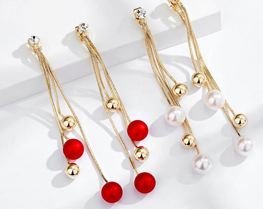 Rockyu レディースロングチェーンピアス 三連ボール 揺れるデザイン レッド＆パール ゴールド仕上げ