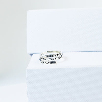 Rockyu s925シルバー 螺旋リング 英字レタリング「GOOD VIBRATIONS」デザイン