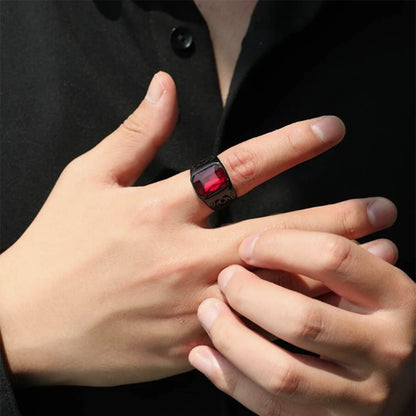 Rockyu ブラックガンメッキ メンズリング レッドガラスストーン 幅広印台デザイン