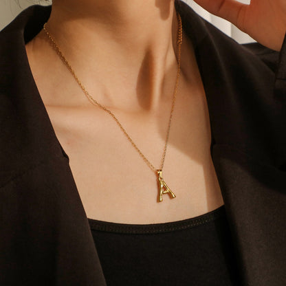 Rockyu ネックレス レディース ゴールド 18金 女性用 アルファベット ペンダント イニシャルネックレス 細い 鎖骨チェーン 恋人 記念 ファッションアクセサリー