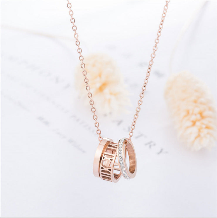 Rockyu ジュエリー 三連リング ネックレス レディース チタン製 ローズゴールド × ジルコン ペンダント