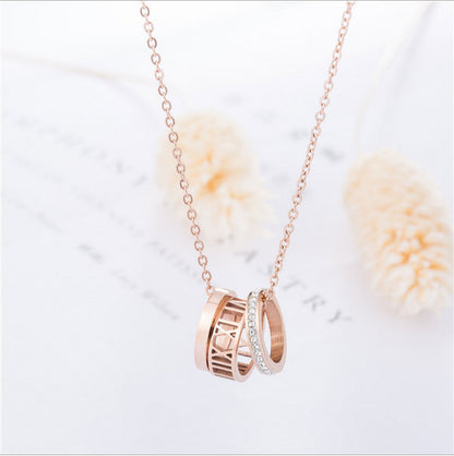 Rockyu ジュエリー 三連リング ネックレス レディース チタン製 ローズゴールド × ジルコン ペンダント