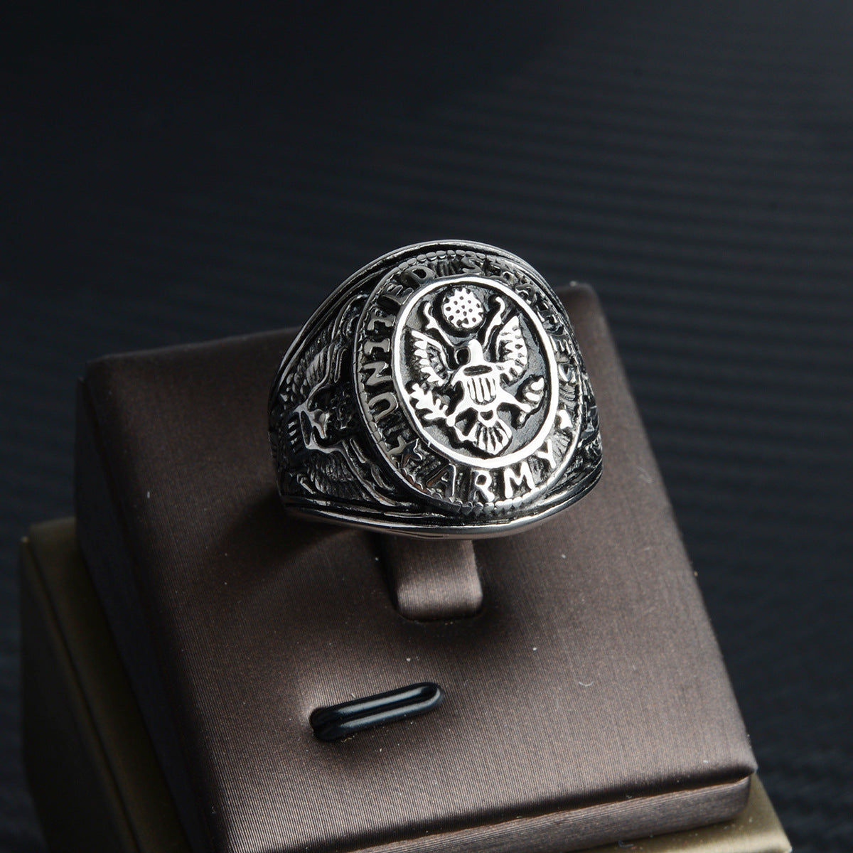 Rockyu メンズ チタン風ステンレスリング イーグル記章デザイン 重厚ゴールドリング