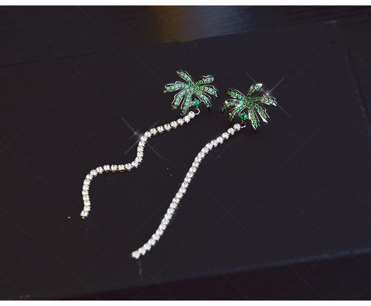 Rockyu ヤシの木モチーフ チェーンピアス｜ジルコニア×グリーンストーン｜夏コーデに映えるロングデザイン