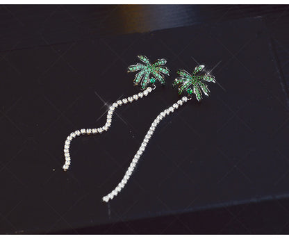 Rockyu ヤシの木モチーフ チェーンピアス｜ジルコニア×グリーンストーン｜夏コーデに映えるロングデザイン