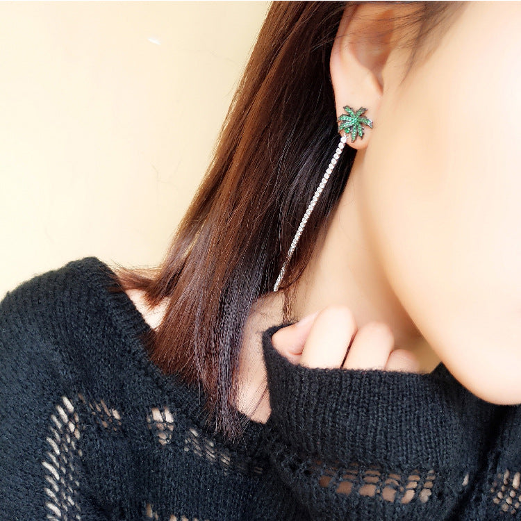 Rockyu ヤシの木モチーフ チェーンピアス｜ジルコニア×グリーンストーン｜夏コーデに映えるロングデザイン