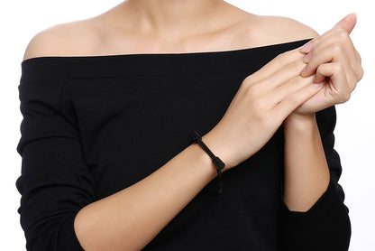 Rockyu シンプルチタンバングル｜4色展開のスタイリッシュひづめ風ブレスレット