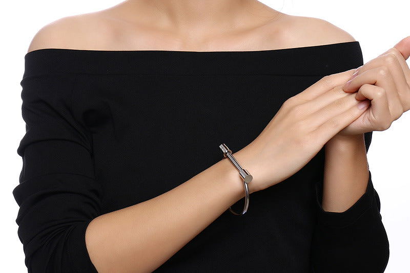 Rockyu シンプルチタンバングル｜4色展開のスタイリッシュひづめ風ブレスレット