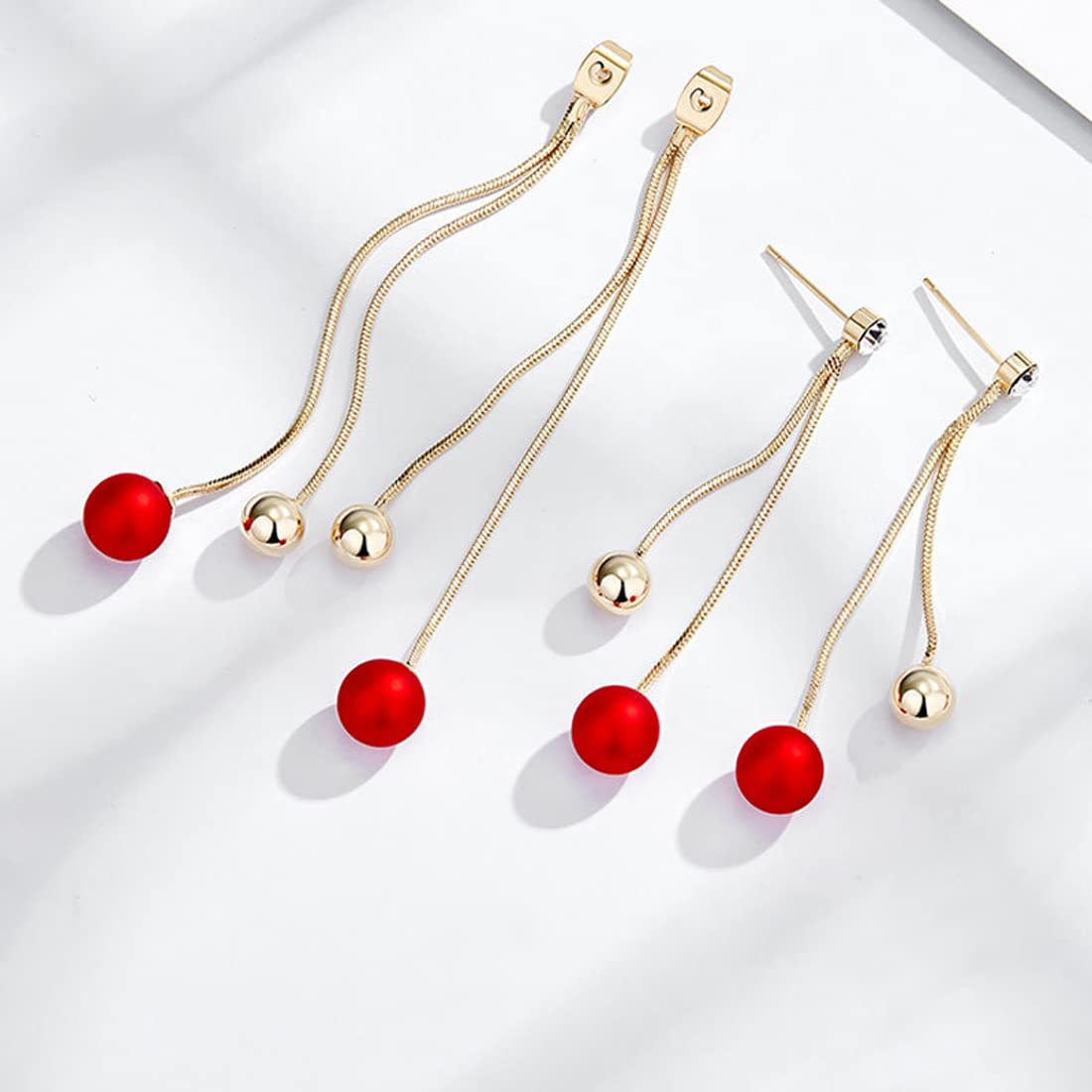 Rockyu レディースロングチェーンピアス 三連ボール 揺れるデザイン レッド＆パール ゴールド仕上げ