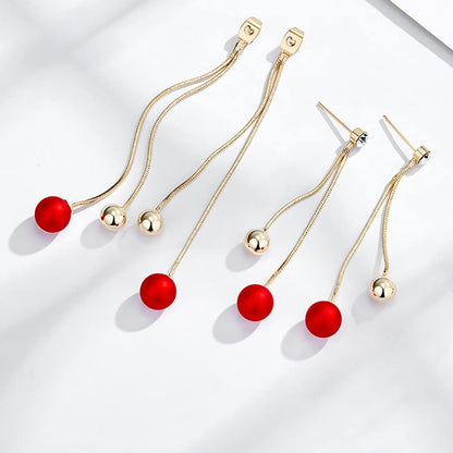 Rockyu レディースロングチェーンピアス 三連ボール 揺れるデザイン レッド＆パール ゴールド仕上げ