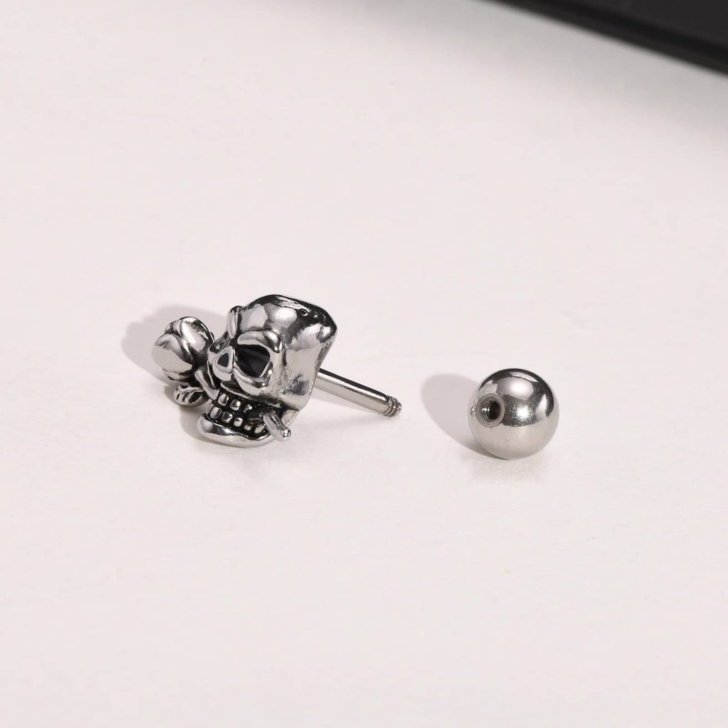 Rockyu スカルピアス メンズ 髑髏×薔薇モチーフ チタン製 金属アレルギー対応 シルバーアクセサリー