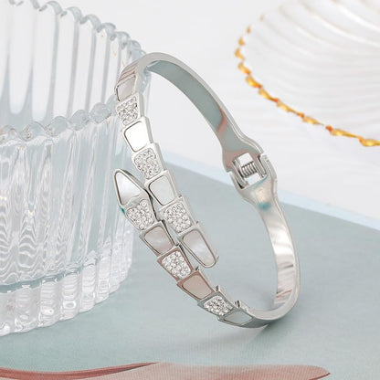 Rockyu 蛇モチーフ チタン製バングル レディース – ジルコニア×シェルの華やかブレスレット（3色展開）