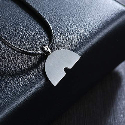 Rockyu シールドクロス ネックレス メンズ ステンレス 経文刻印 十字架ペンダント