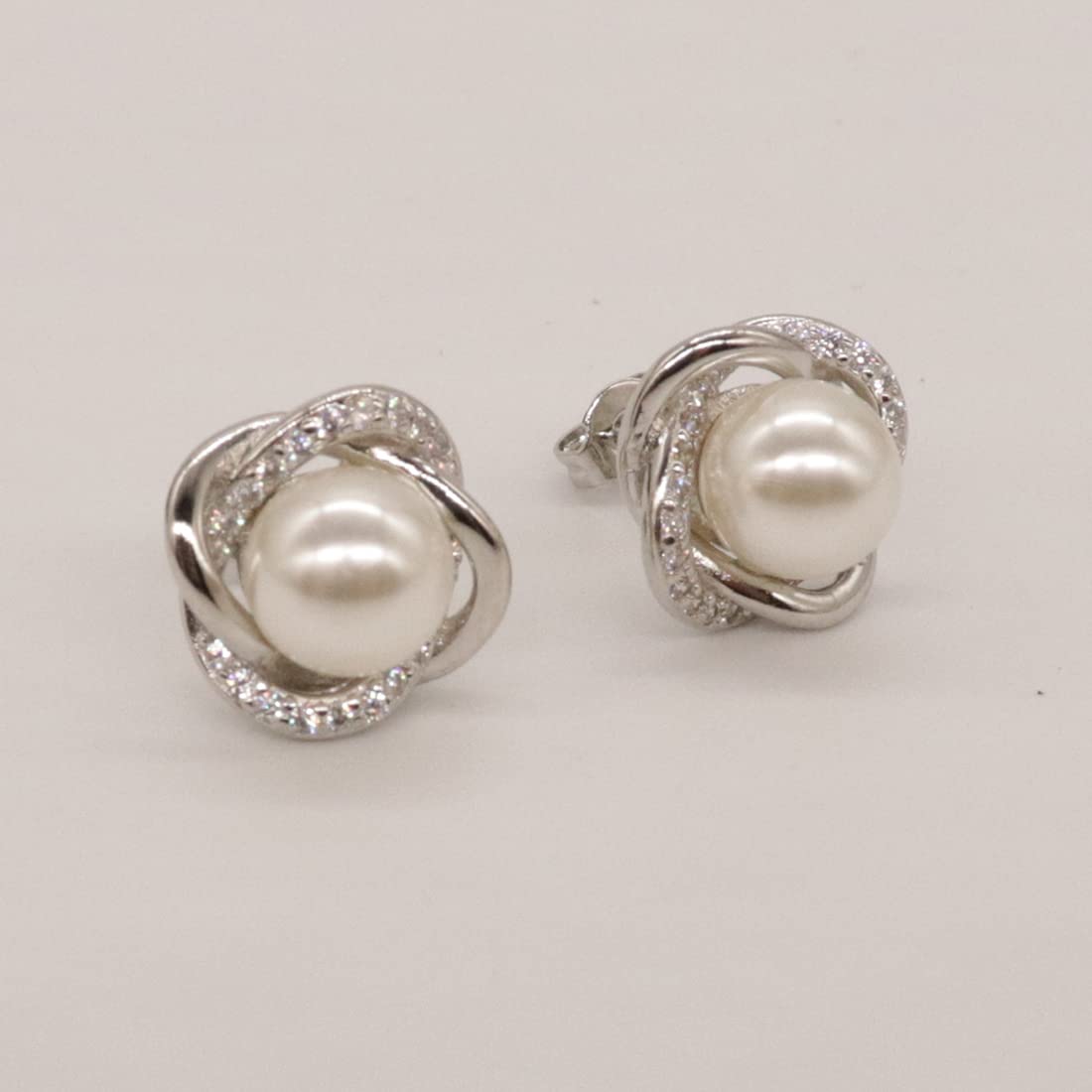 【プラチナ仕上げ】フェイクパール × ジルコン スタッドピアス｜大人の輝きと可憐さを纏うデザイン