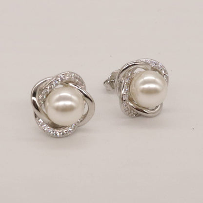 【プラチナ仕上げ】フェイクパール × ジルコン スタッドピアス｜大人の輝きと可憐さを纏うデザイン