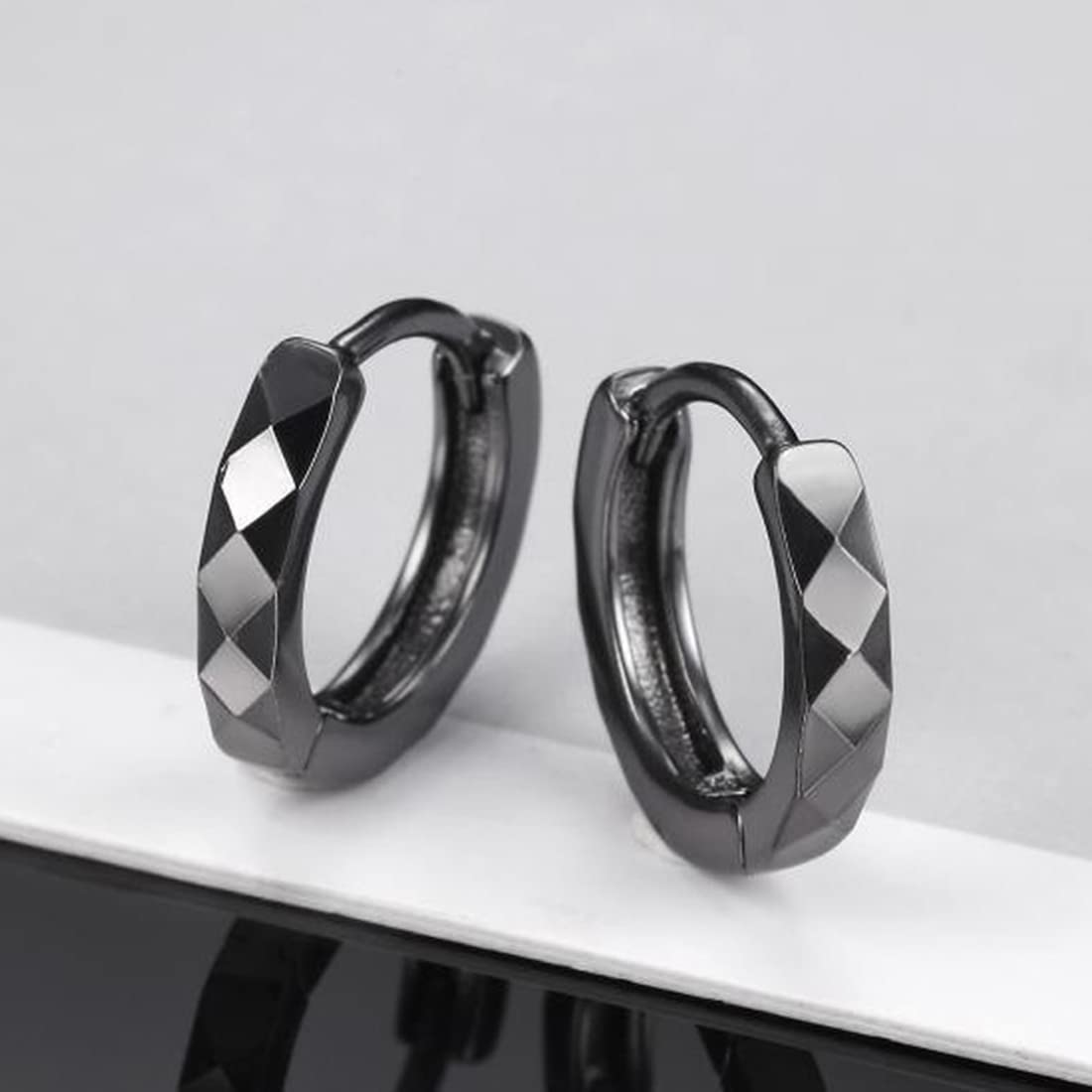 Rockyu 菱形リングピアス メンズ｜ブラック＆シルバー フープピアス 金属アレルギー対応