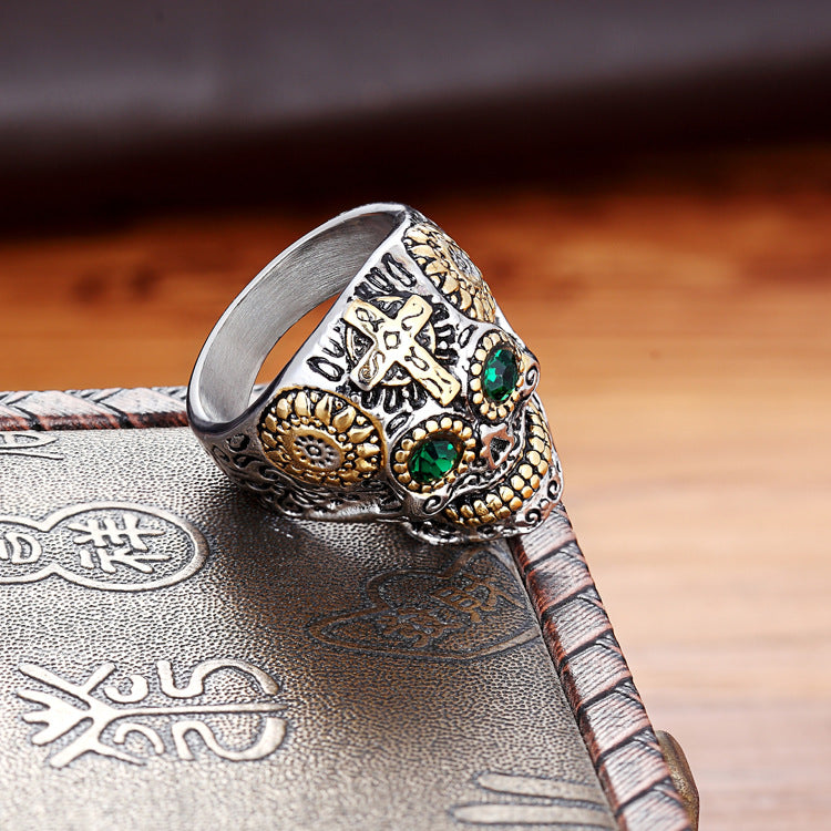 Rockyu 髑髏スカルリング メンズ｜ゴールドクロス×グリーンストーンのパンク指輪