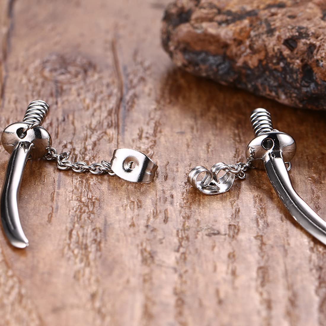 Rockyu メンズピアス シルバー 刀モチーフ チェーン付き チタン製 個性派スタッド