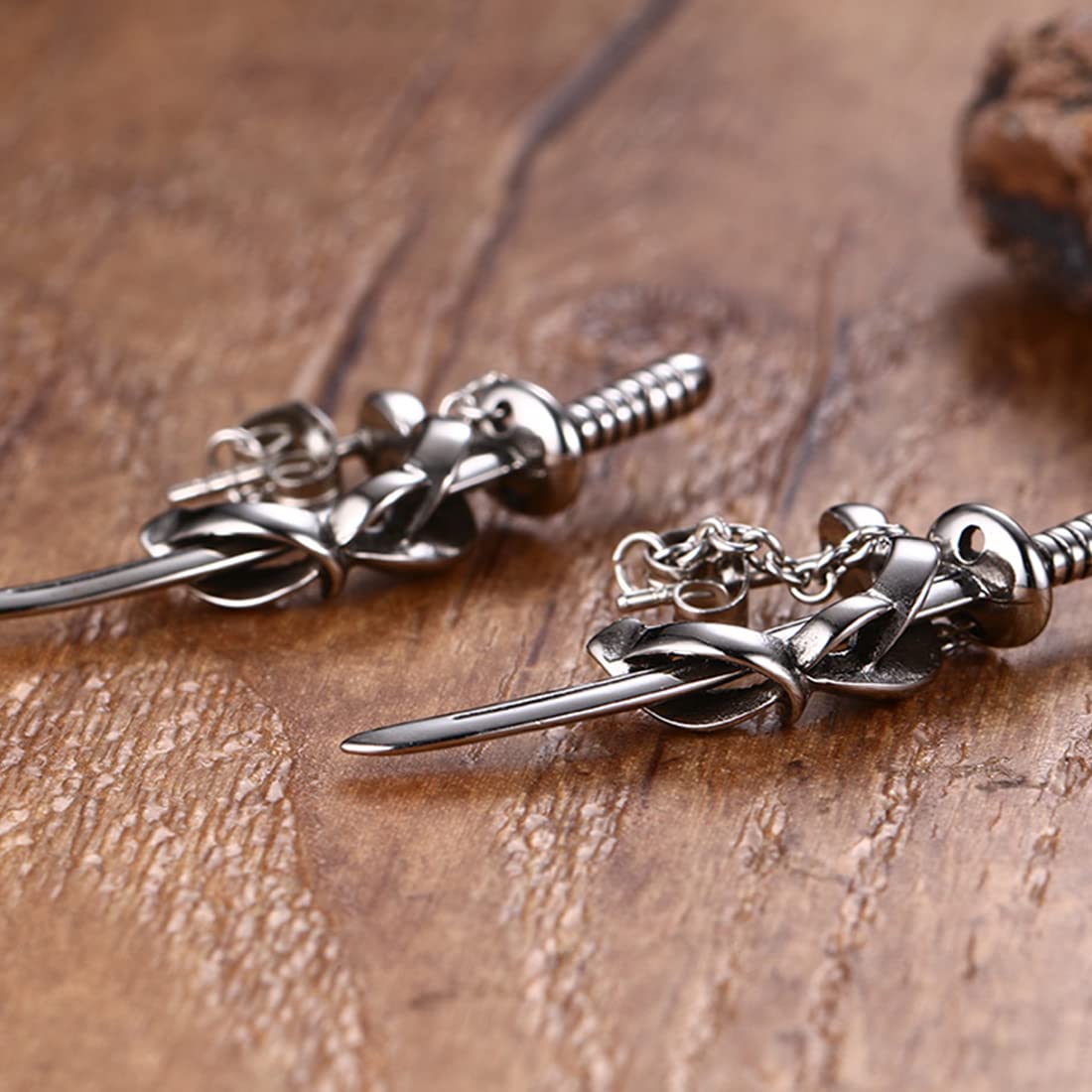 Rockyu メンズピアス シルバー 刀モチーフ チェーン付き チタン製 個性派スタッド