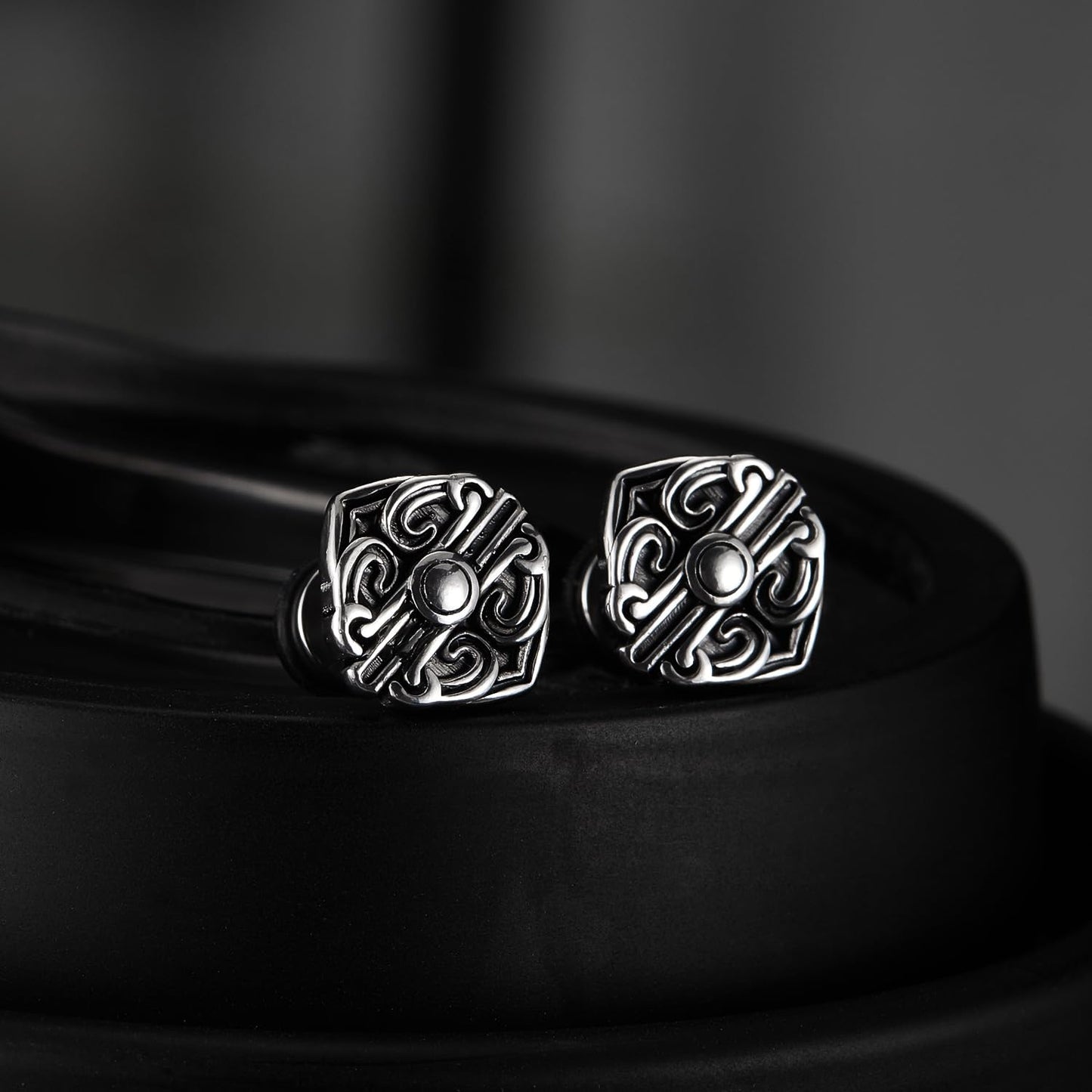 Rockyu ピアス メンズ ステンレス 片耳 四角モチーフ 彫刻風フラワーパターン ヴィンテージ調 アレルギー対応