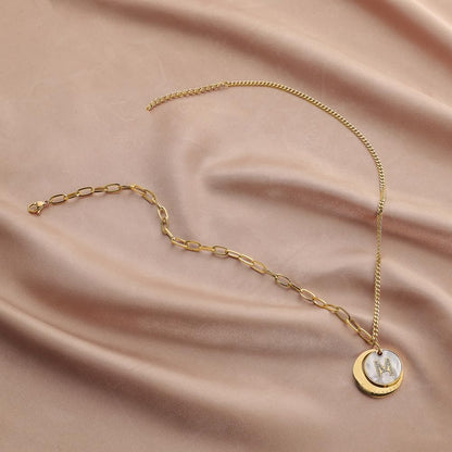 Rockyu レディースコインネックレス ゴールド 貝母風 円形ペンダント Mモチーフ ステンレス製 鎖骨チェーン 記念日 プレゼント