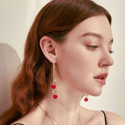 Rockyu レディースロングチェーンピアス 三連ボール 揺れるデザイン レッド＆パール ゴールド仕上げ