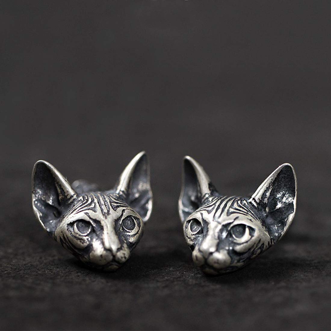 Rockyu スフィンクスキャット925シルバーピアス – 猫耳で魅了する個性派ジュエリー