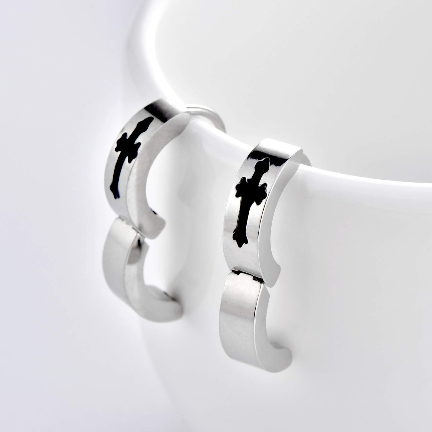 Rockyu メンズフープピアス シルバー クロスデザイン ブラックインレイ ステンレス製 金属アレルギー対応