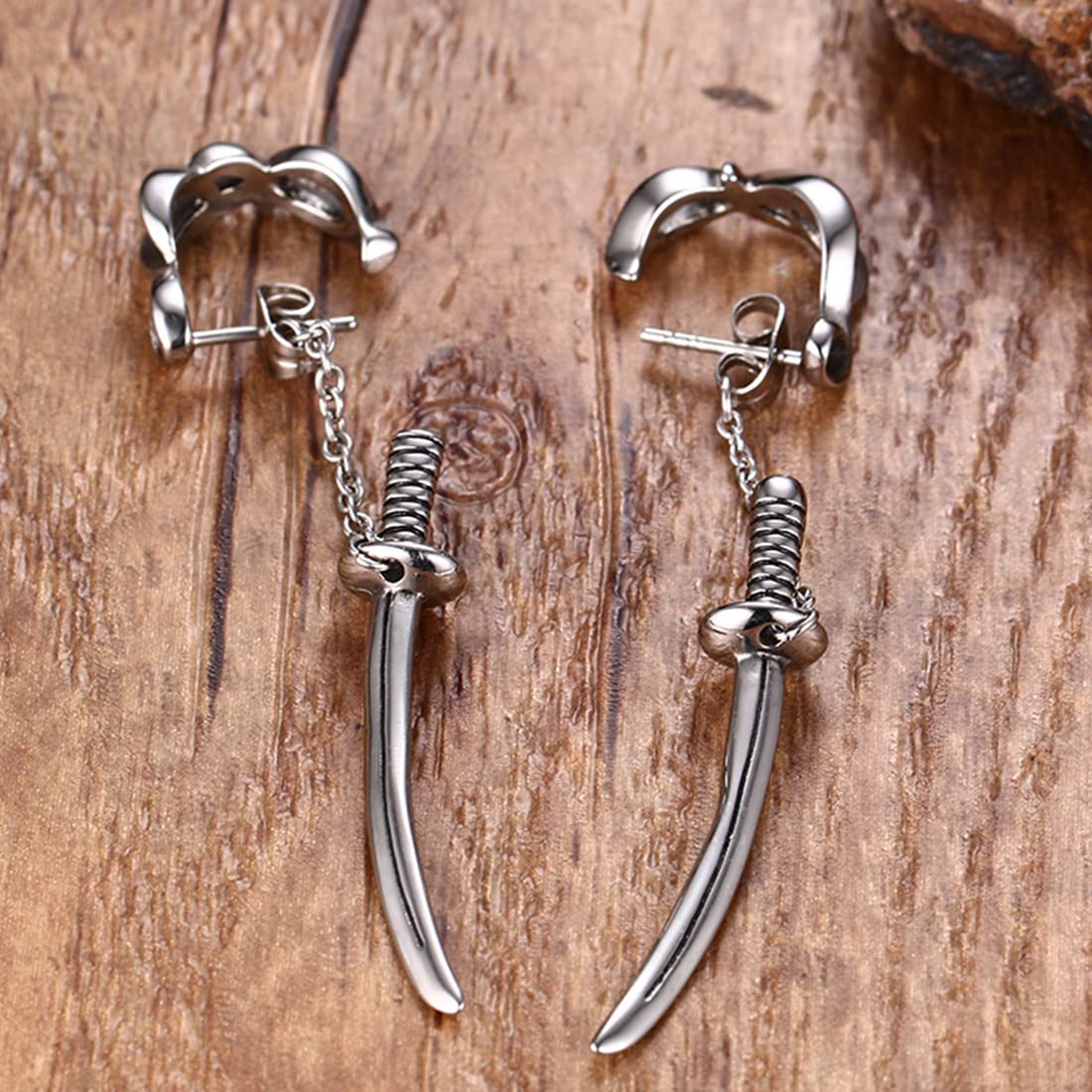 Rockyu メンズピアス シルバー 刀モチーフ チェーン付き チタン製 個性派スタッド