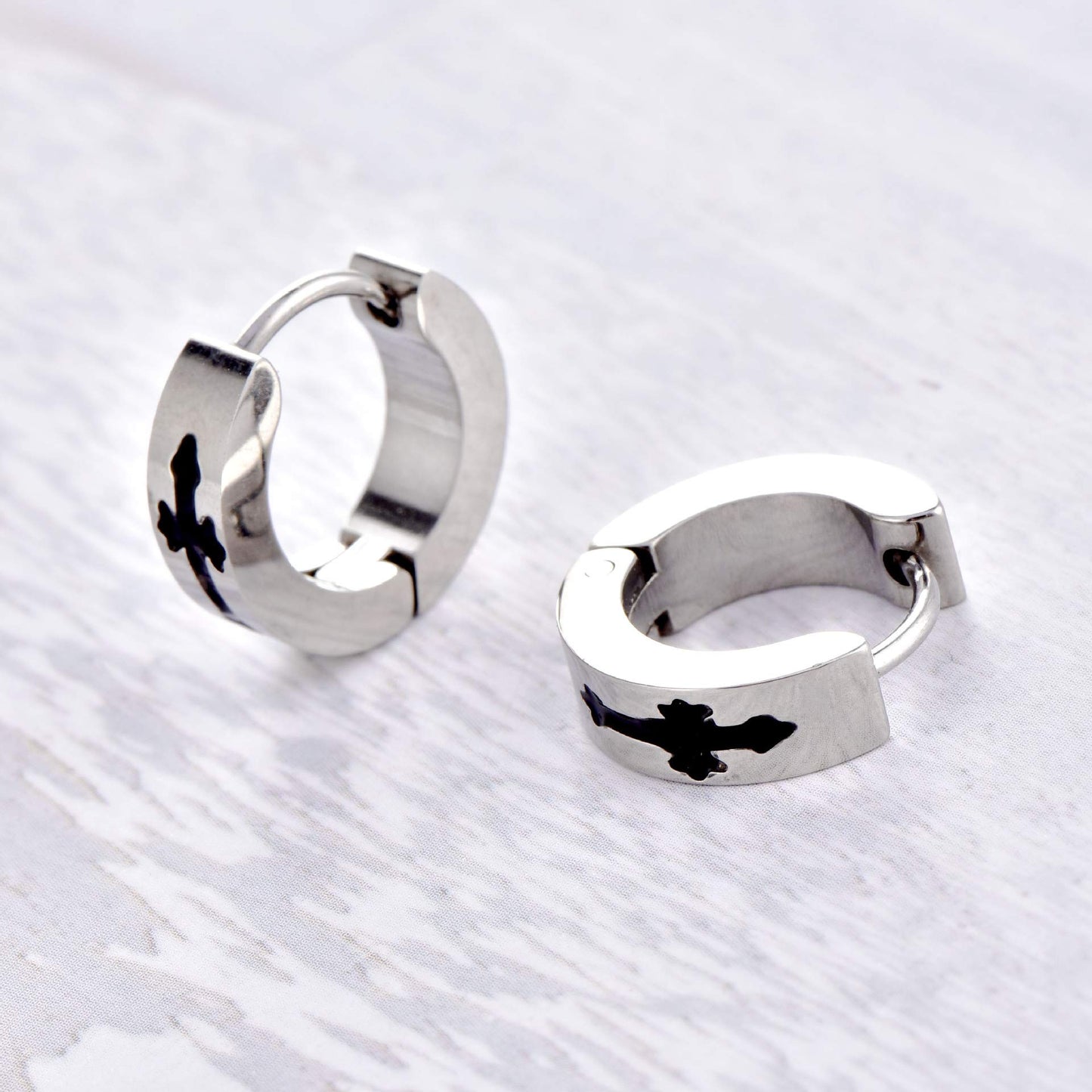 Rockyu メンズフープピアス シルバー クロスデザイン ブラックインレイ ステンレス製 金属アレルギー対応