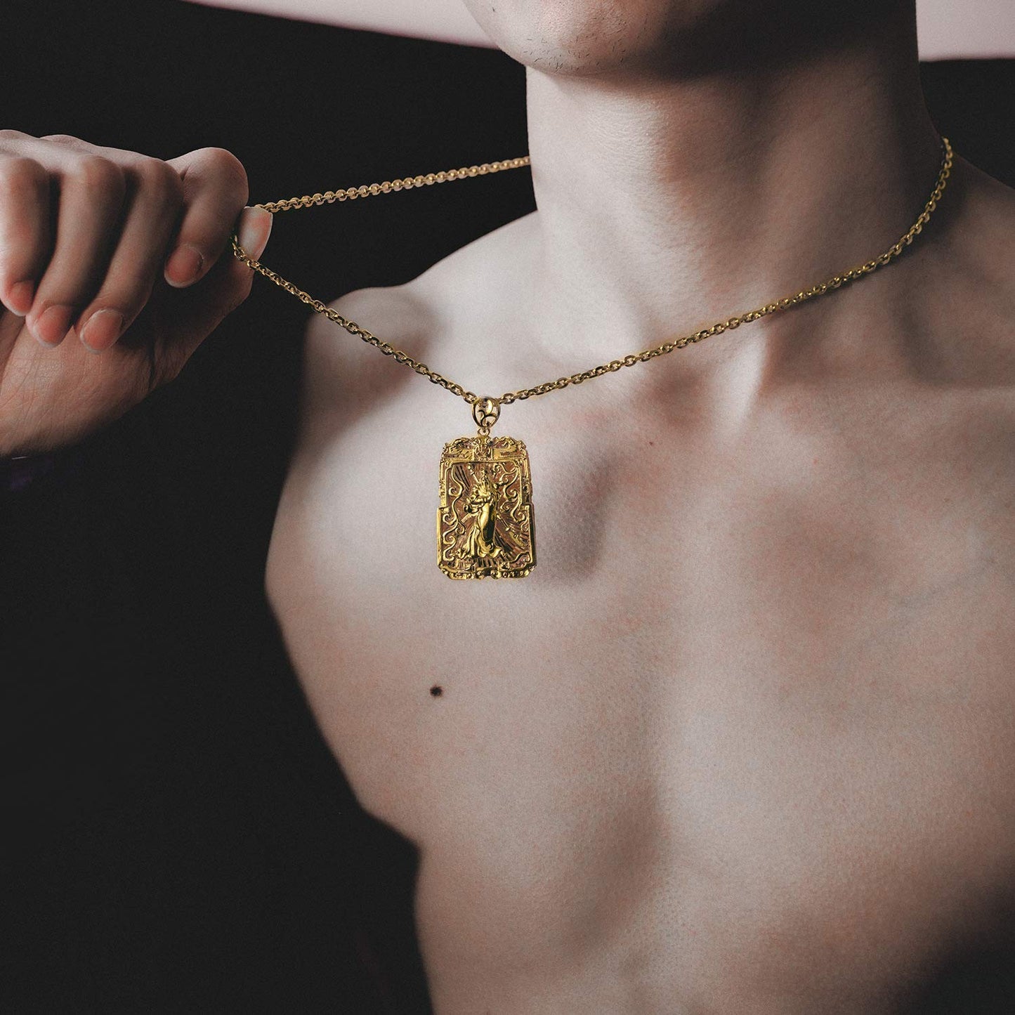 Rockyu メンズネックレス ゴールド 18金メッキ ペンダント 関公モチーフ プレートデザイン お守り風アクセサリー