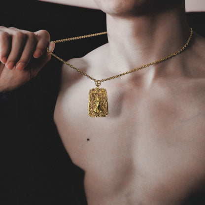 Rockyu メンズネックレス ゴールド 18金メッキ ペンダント 関公モチーフ プレートデザイン お守り風アクセサリー