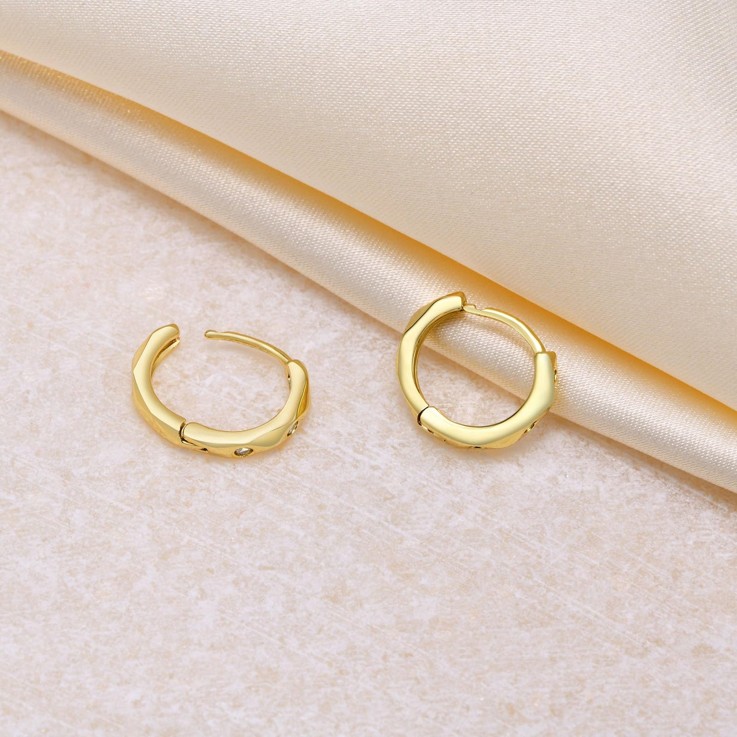 レディース ピアス ゴールド フープピアス AAAジルコニア 高品質真鍮製 IPゴールドメッキ 小ぶり 上品