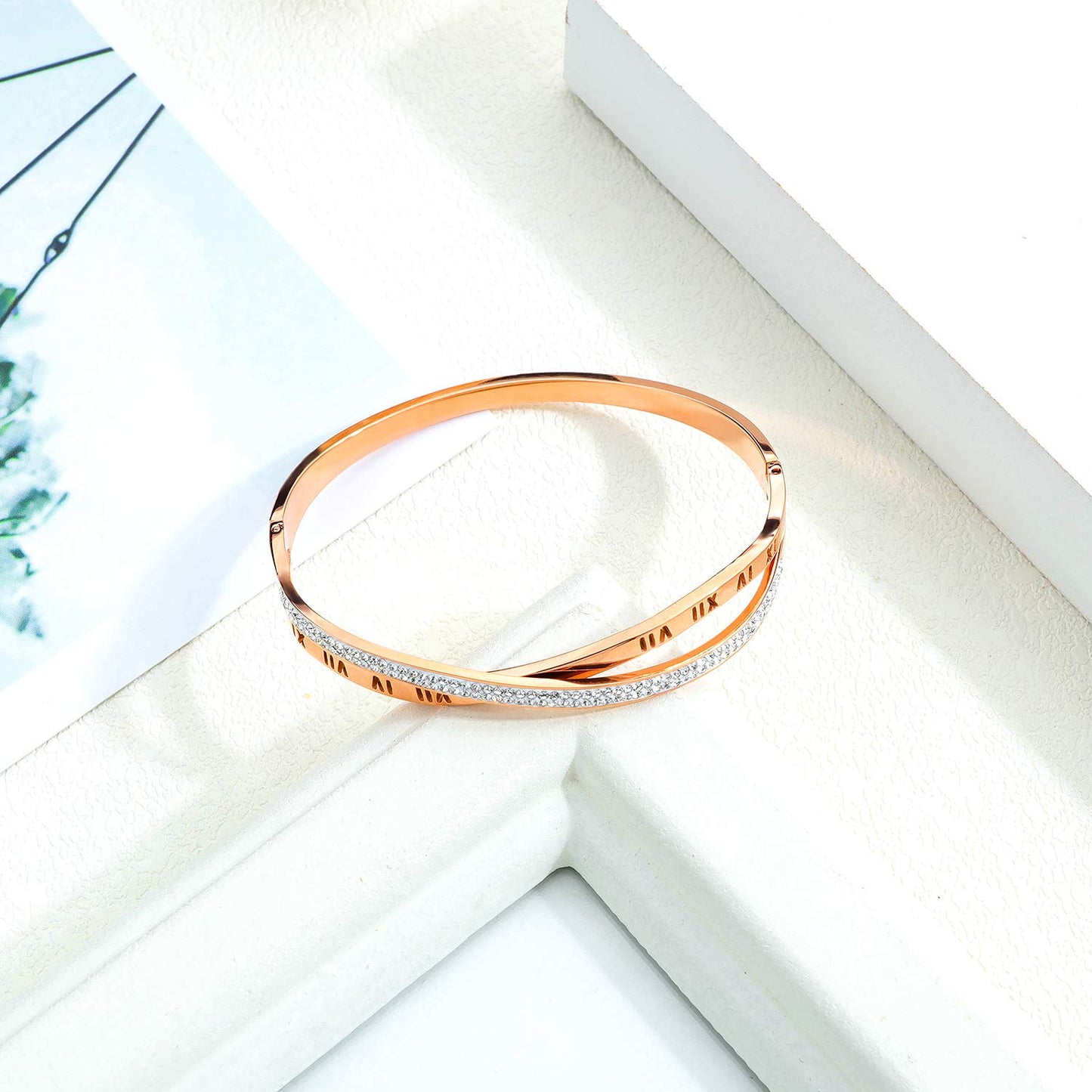 Rockyu ブレスレット レディース ピンクゴールド バングル ジルコニア 交差デザイン ローマ数字入り