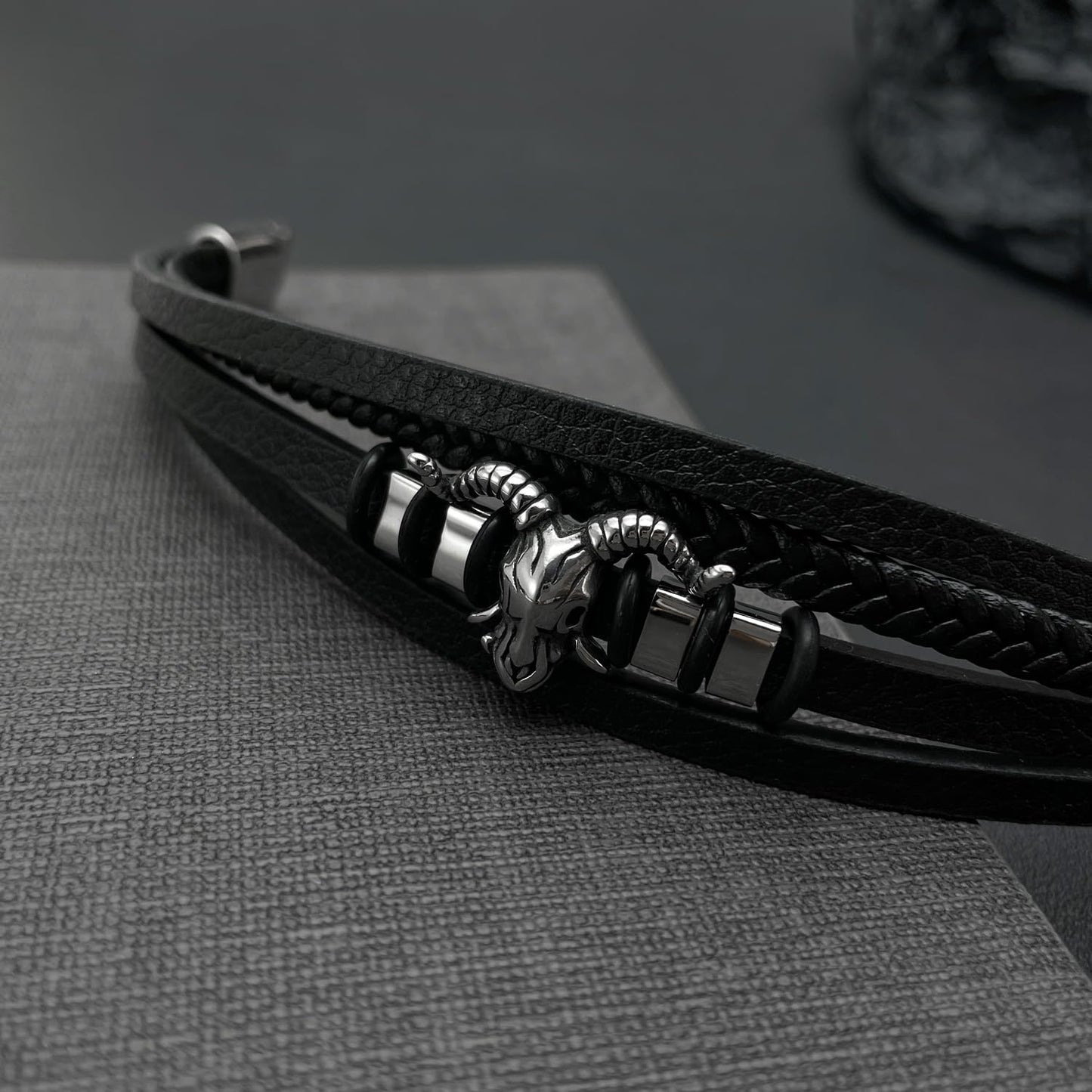 Rockyu メンズ 4連レザーブレスレット ブラック ヤギ頭モチーフ 編み込み お守り風 ステンレス 金属アレルギー対応