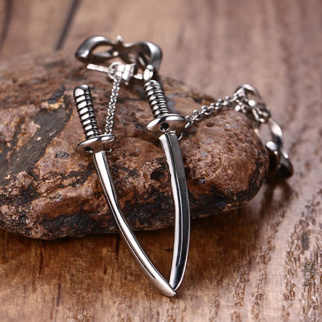 Rockyu メンズピアス シルバー 刀モチーフ チェーン付き チタン製 個性派スタッド