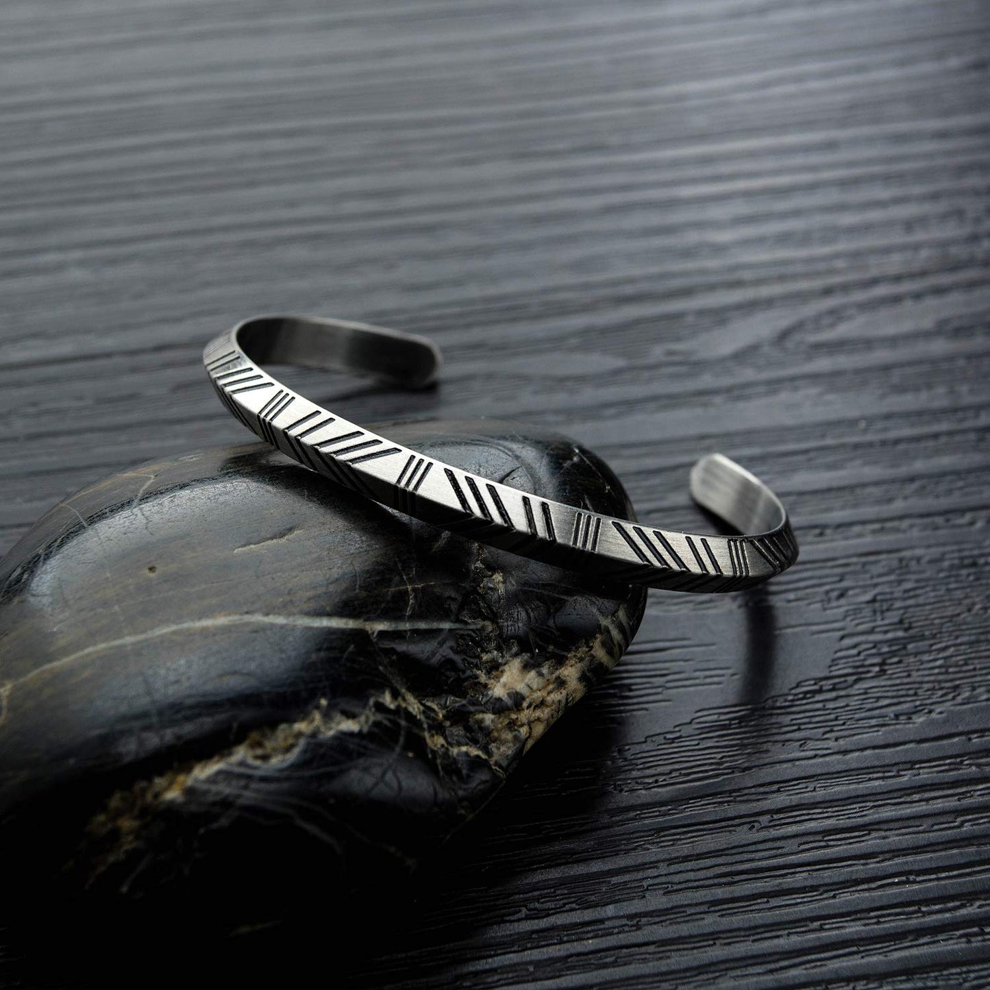 Rockyu C型ブレスレット メンズ ステンレス製 彫刻風 シルバーバングル ニューヨークスタイル