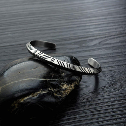 Rockyu C型ブレスレット メンズ ステンレス製 彫刻風 シルバーバングル ニューヨークスタイル