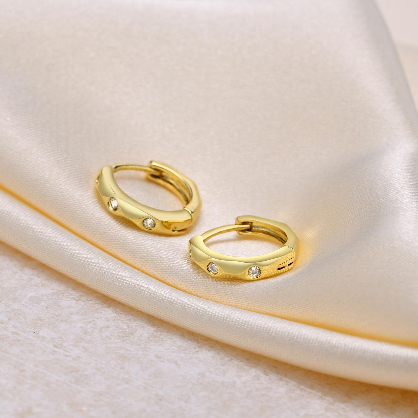レディース ピアス ゴールド フープピアス AAAジルコニア 高品質真鍮製 IPゴールドメッキ 小ぶり 上品
