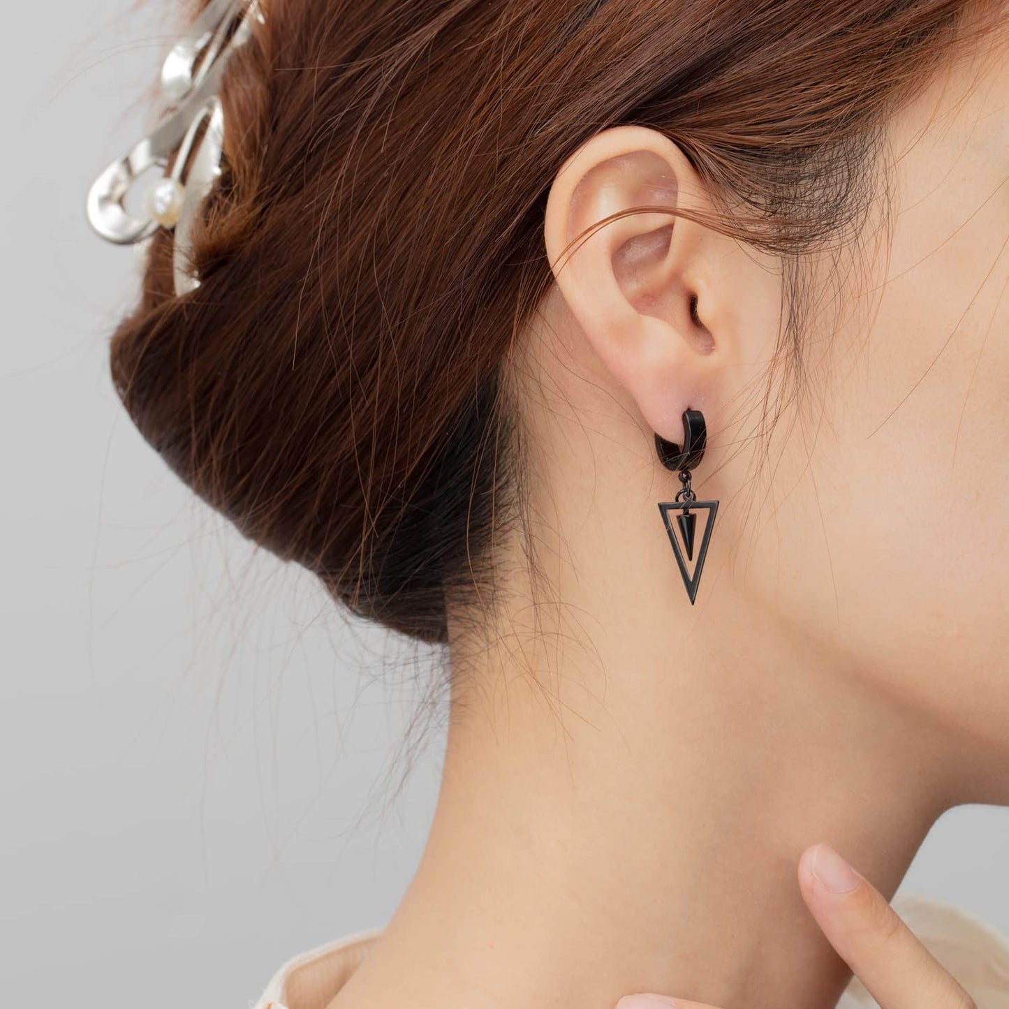 Rockyu メンズ フープピアス 三角チャーム付き ステンレス製 金属アレルギー対応