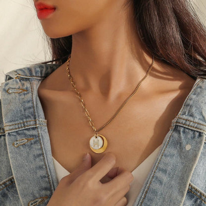 Rockyu レディースコインネックレス ゴールド 貝母風 円形ペンダント Mモチーフ ステンレス製 鎖骨チェーン 記念日 プレゼント