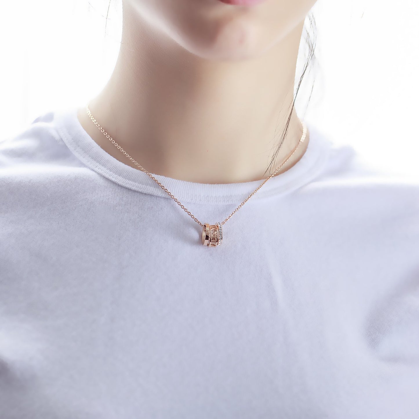 Rockyu ジュエリー 三連リング ネックレス レディース チタン製 ローズゴールド × ジルコン ペンダント