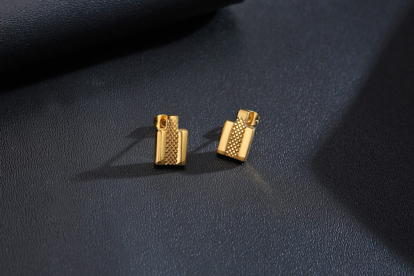 Rockyu ピアス メンズ チタン製 四角形 揺れるデザイン 黒＆ゴールド シルバー 磁気ゲルマニウム加工