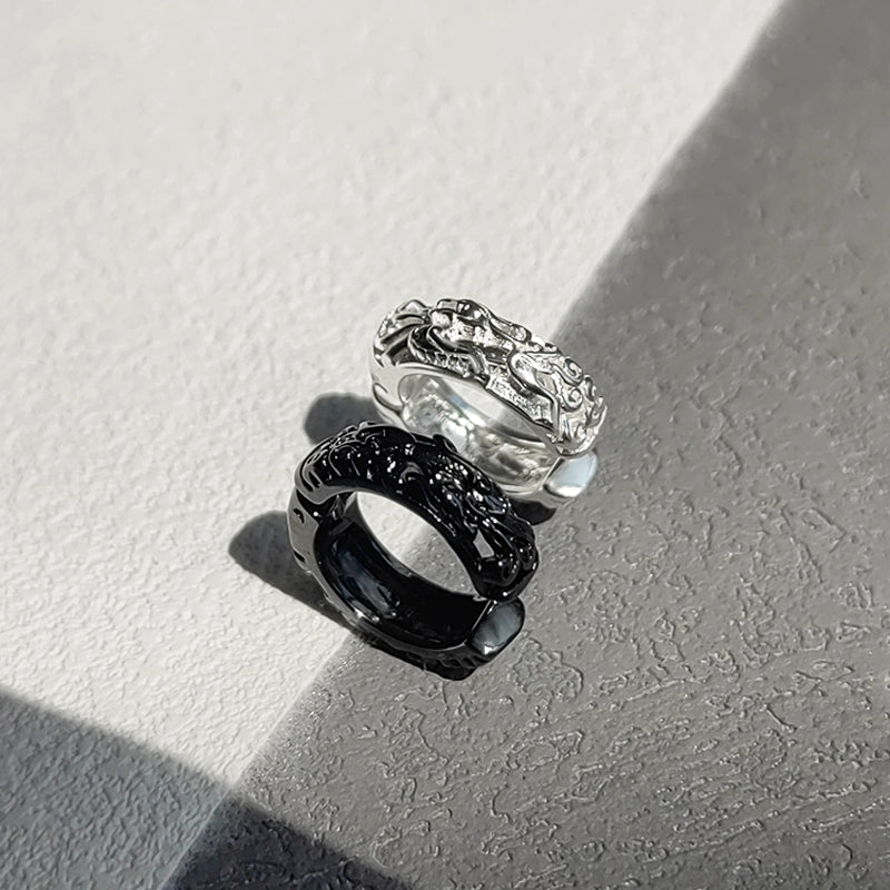 Rockyu メンズ フェイクピアス 貔貅モチーフ シルバー 透かし彫り ステンレス製 ノンホールタイプ